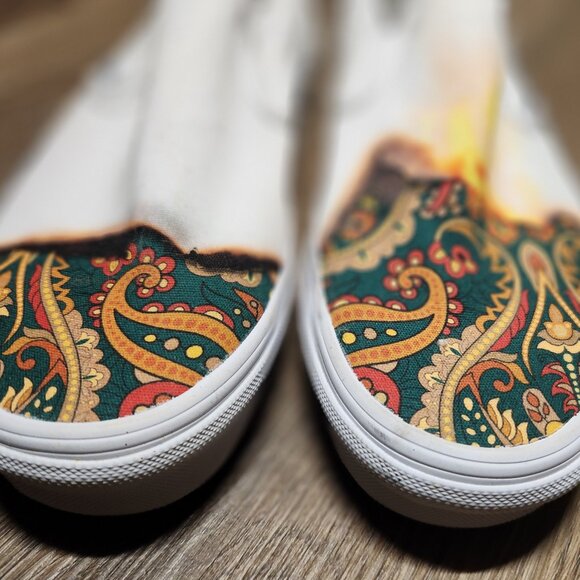 🛹🔥BRAND NEW! Vans🔥🛹Classic SlipOn "Big Reveal" Shoes Flame Fire Paisley W7.5 - Picture 2 of 5